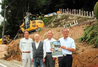 寄付を呼びかける関係者。修復工事は始まっているが資金はＣＦでまかなう＝丹波市春日町長王