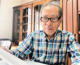 完成したデータベースを眺める石川英昭さん＝丹波篠山市大山上