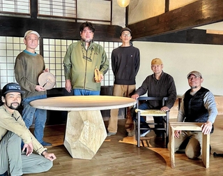 丹波篠山産のカシやヒノキで製作した椅子やテーブルとともに並ぶ木工家５人と林業家・辻さん＝丹波篠山市大山宮