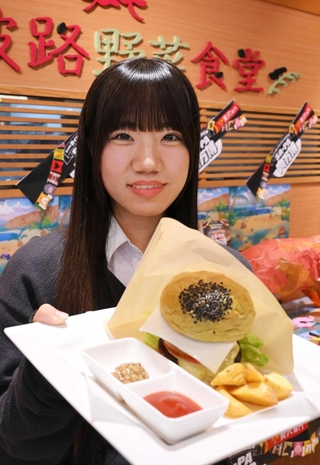 「ボリューム満点！！丹波篠山茶バーガー」を考案した小谷本莉心さん＝丹波篠山市東木之部