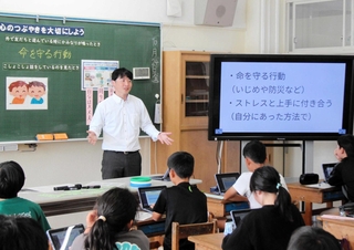 ストレスへの対処法を児童に伝える松田拓也教諭＝丹波市山南町井原