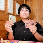 新作ボードゲームの遊び方を説明する川口森生さん＝丹波市氷上町北油良