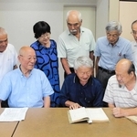 記録を調べる竹田温故の会メンバー＝丹波市市島町中竹田