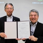 協定書を取り交わした飯田有二学長（左）と長尾均校長＝丹波市春日町黒井