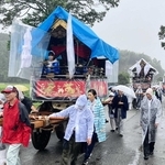 雨の中を巡行する地区ごとの山車＝丹波篠山市畑宮