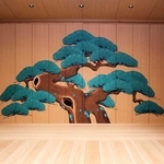 神が宿るとされる松が描かれた鏡板＝丹波市氷上町石生