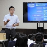 幼児期に運動することの大切さを語る講師＝丹波市柏原町東奥