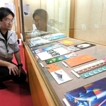 １９７０年大阪万博のパンフレットなど、職員の推したい一品が並ぶ会場＝柏原藩陣屋跡