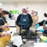 柿の活用策として、講習会でジャムやようかんへの加工を学ぶ参加者ら＝丹波市柏原町柏原