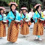 はかま姿で踊りを奉納する氏子ら＝丹波市柏原町南多田