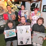 個性あふれる絵画や立体作品などを出展する参加アーティストたち＝丹波篠山市今田町木津