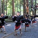 内尾神社境内で奉納された中野奴行列＝丹波市氷上町三原