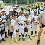 野球の技術や楽しさを子どもらに伝える矢野燿大さん（右）＝丹波市氷上町佐野