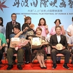 グランプリを獲得した大東賢監督（前列左から２人目）ら＝丹波市春日町黒井