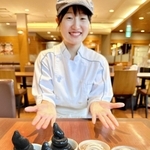 黒豆きなこが入ったソフトクリーム「漆黒の王」と丹波栗を使ったモンブラン風の「タンブラン」＝西紀サービスエリア下り線