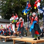 華やかな衣装に身を包み、５色の御幣を振りながら舞う踊り子たち＝丹波篠山市本郷