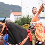 馬上から矢を放つ崇広小学校５年の岡野悠真さん＝丹波市柏原町柏原