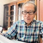 完成したデータベースを眺める石川英昭さん＝丹波篠山市大山上