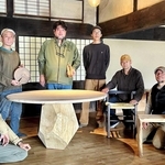 丹波篠山産のカシやヒノキで製作した椅子やテーブルとともに並ぶ木工家５人と林業家・辻さん＝丹波篠山市大山宮