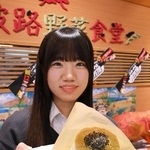 茶の粉末練り込んだバンズ、山の芋の素揚げ…　高校生が考案「ボリューム満点!!丹波篠山茶バーガー」