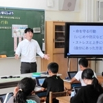 ストレスへの対処法を児童に伝える松田拓也教諭＝丹波市山南町井原