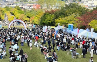 大勢の市民らでにぎわった「道の駅まつり」＝丹波の森公苑