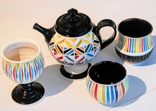 稲右衛門窯の「彩色」シリーズのポットやカップ、ゴブレット。少しレトロな雰囲気もある
