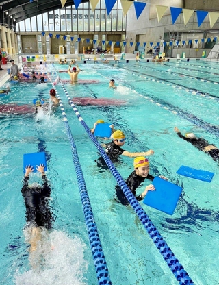 学校外の温水プールで水泳の授業に臨む児童たち＝西紀運動公園