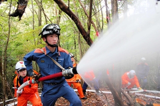 山林火災を想定して放水する消防隊員ら＝丹波篠山市栗柄