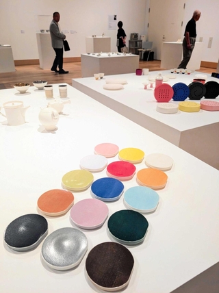 カラフルでモダンな器などが並ぶ展覧会場＝兵庫陶芸美術館
