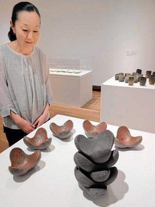 積み重ねるとユニークなオブジェに。単体では料理などを盛る器にもなる市野雅彦さんの作品＝兵庫陶芸美術館
