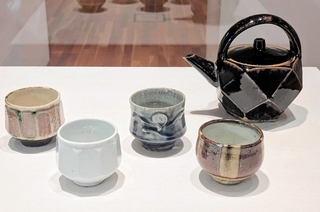 名匠・河井寛次郎が手がけた土瓶や湯碗＝兵庫陶芸美術館