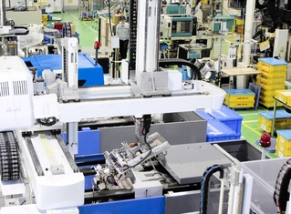 多様な樹脂製造機器が並ぶ工場＝丹波市春日町長王