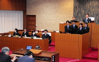 議員への提言を述べる高校生＝丹波市氷上町成松
