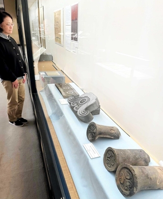 家紋入りの瓦などが並ぶ会場＝丹波篠山市立歴史美術館