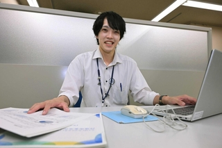 優れた地方公務員として表彰され喜ぶ神澤公大さん＝丹波市氷上町成松