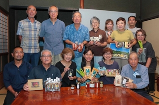 多種多様な加工品などを生みだし、協力して販路拡大を進める「丹波篠山　食の未来塾」のメンバー＝丹波篠山市黒田