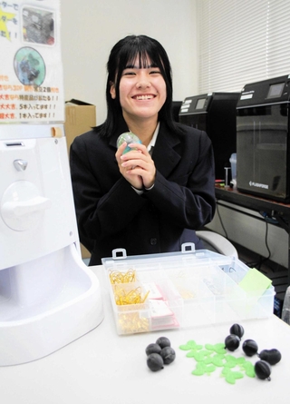 キーホルダーを製作する楽しさを語る生徒＝丹波市春日町棚原