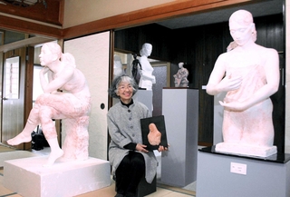 古民家ギャラリーを開設し、自作展を開いた吉居寛子さん＝丹波市氷上町御油