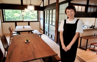 草ノ上集落の最奥にたたずむ古民家をカフェにした菊元明美さん＝丹波篠山市草ノ上
