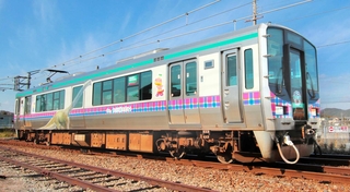 「丹波竜」や「西脇チェック」をあしらったラッピング列車＝２３日、加古川市のＪＲ厄神駅周辺