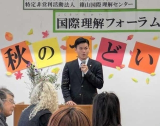 言葉の壁を乗り越えた苦労と得た学びについてスピーチするマリアーノ輝雄さん（篠山国際理解センター提供）