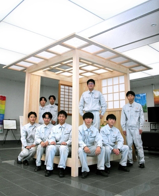 市役所のホールに設置された移動式茶室＝丹波篠山市北新町