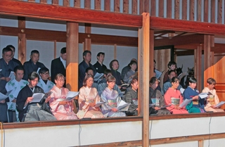 稽古の成果を披露する「篠山大謡」の参加者ら＝丹波篠山市北新町