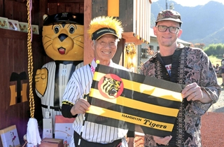 阪神ファンの大江三千男さん（左）への恩返しに、プレゼントしたトラの像を収める場所まで製作したシュミット・アントワンさん＝丹波市氷上町下新庄