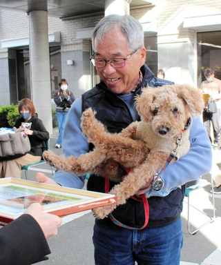 表彰を受ける飼い主と愛犬＝丹波市山南町谷川