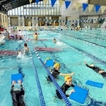 学校外の温水プールで水泳の授業に臨む児童たち＝西紀運動公園