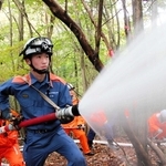 山林火災を想定して放水する消防隊員ら＝丹波篠山市栗柄