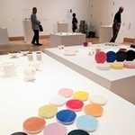 カラフルでモダンな器などが並ぶ展覧会場＝兵庫陶芸美術館