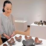 積み重ねるとユニークなオブジェに。単体では料理などを盛る器にもなる市野雅彦さんの作品＝兵庫陶芸美術館